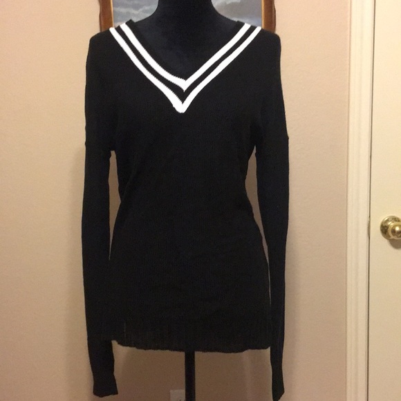 Serendipity Sweaters - ❤️2 for $10 Black V-Neck Sweater Large